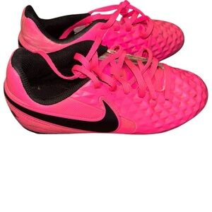 Girls Nike kids Nike Tiempo Legend 8 Club hot neon pink soccer cleats youth 2 2y